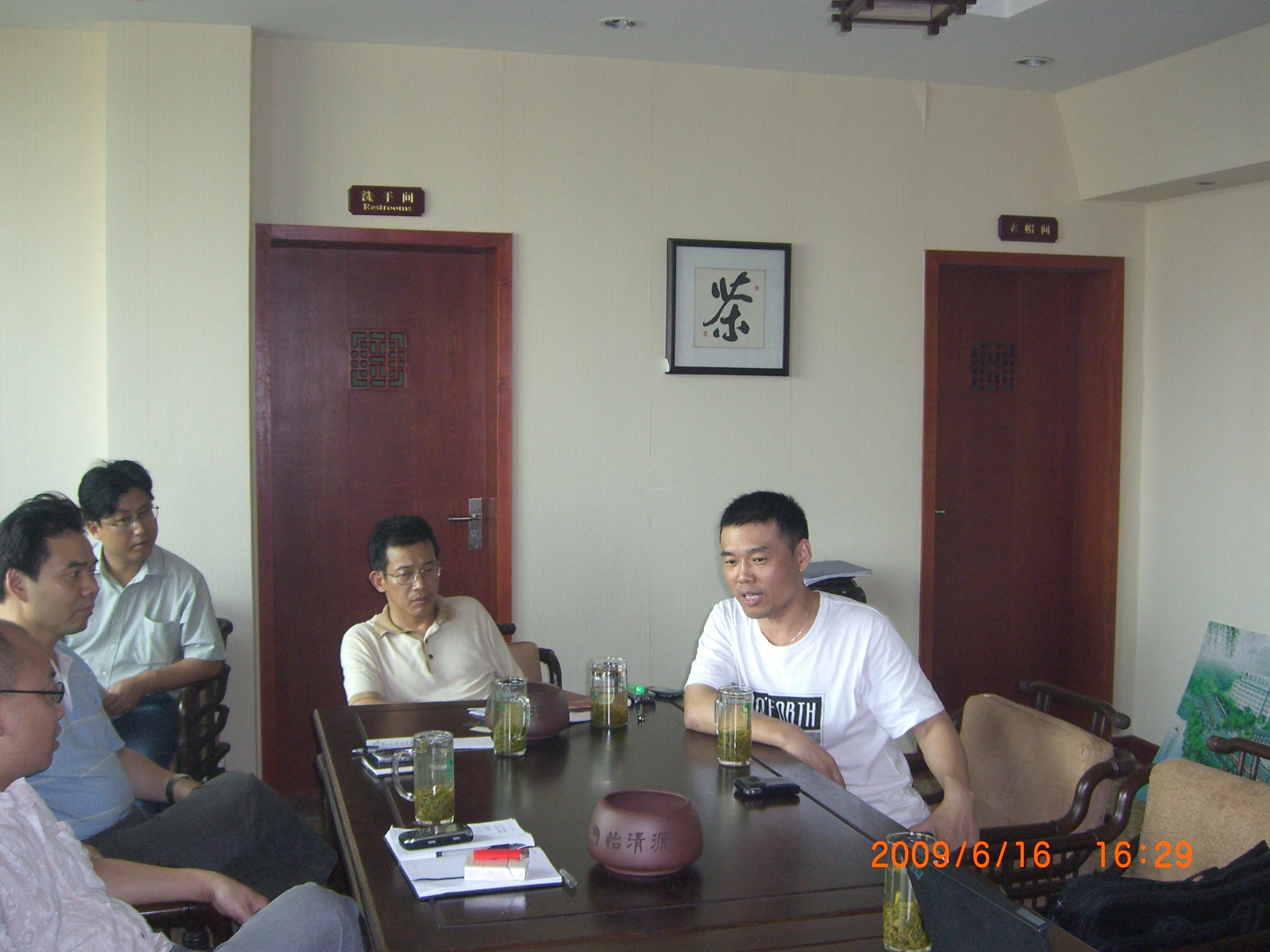 湖南怡情源茶业董事长简伯华欣赏沈坤老师的创新思维